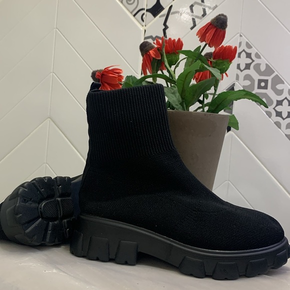 BNWT Fashionable Comfort Fall Black Pull on Booties - Picture 8 of 14